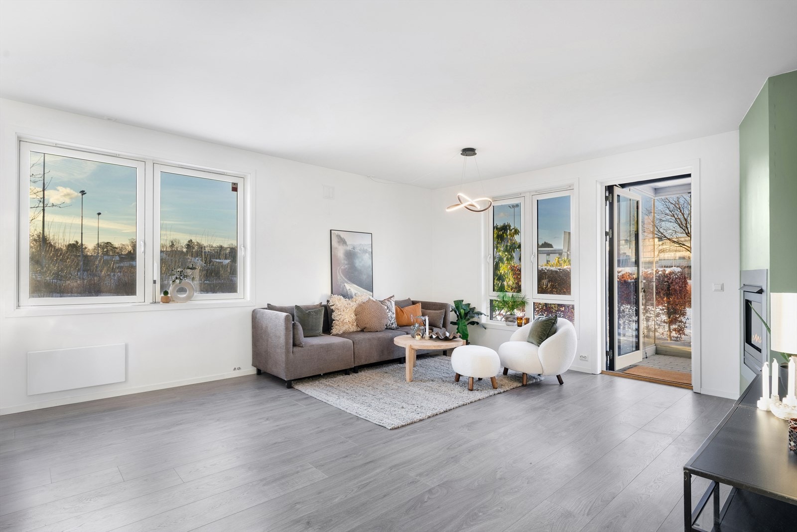 Leiligheten har en god beliggenhet i hjørnet av blokken som gir flere vindusflater, som igjen skaper mye naturlig lys og meget god romfølelse Galleribilde