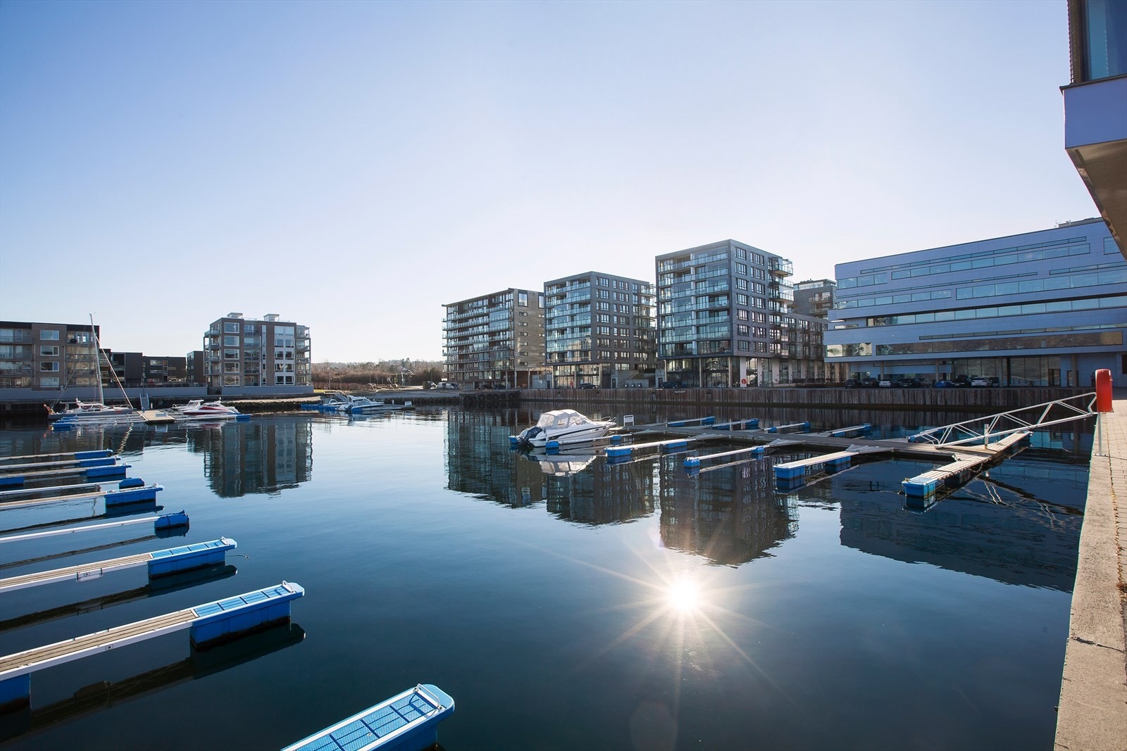 Maritim beliggenhet med nærhet til båtliv Galleribilde