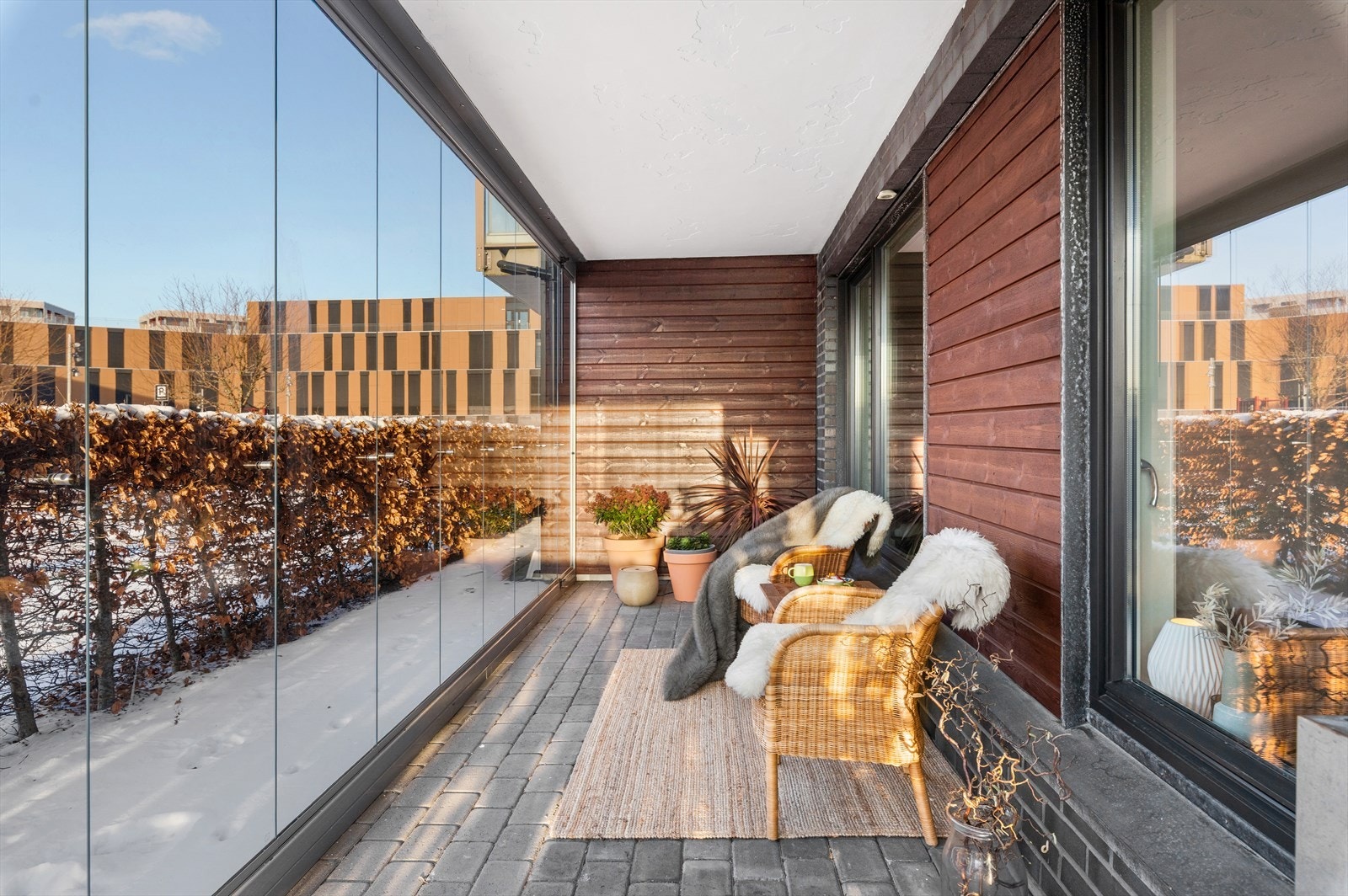 Innglasset terrasse vendt mot vest som gir deg gode solforhold dag og kveldstid (sommerstid) Galleribilde