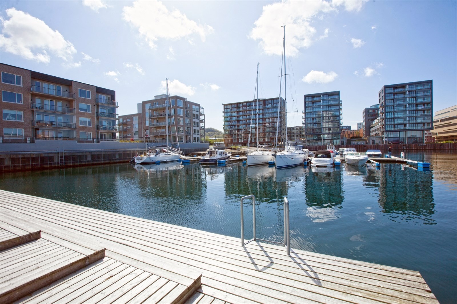 Bademuligheter like ved. Du finner også populære Damp sauna Hinna og Vaulen badeplass i gåavstand som er et populært samlingspunkt for både bading, grilling og volleyball. Galleribilde