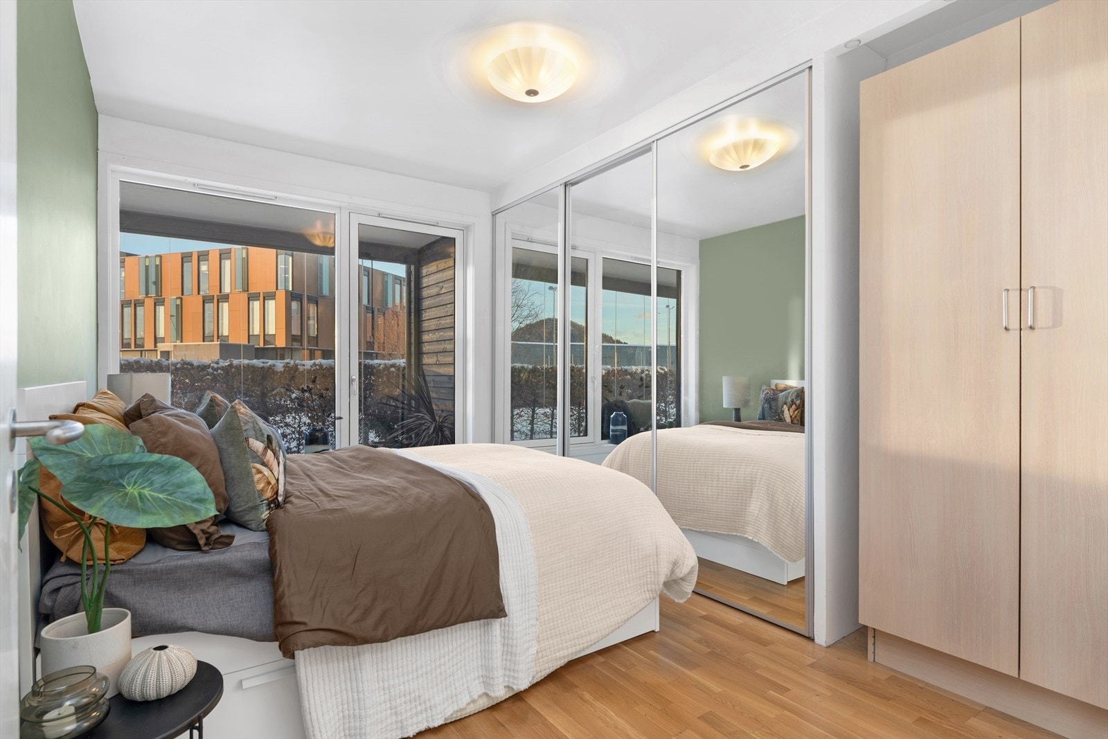 Hovedsoverom av god størrelse, innredet med stort speilbelagt garderobeskap Galleribilde