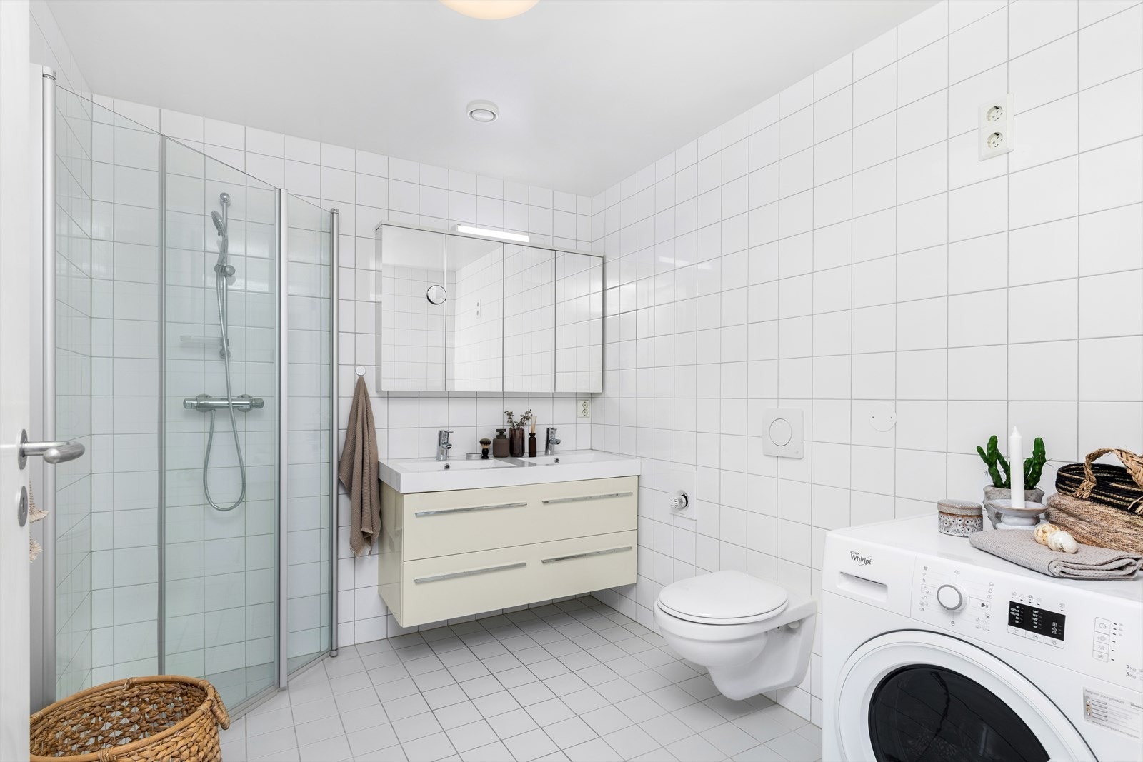 Helfliset bad med vannbåren varme i gulv og opplegg til vaskemaskin Galleribilde