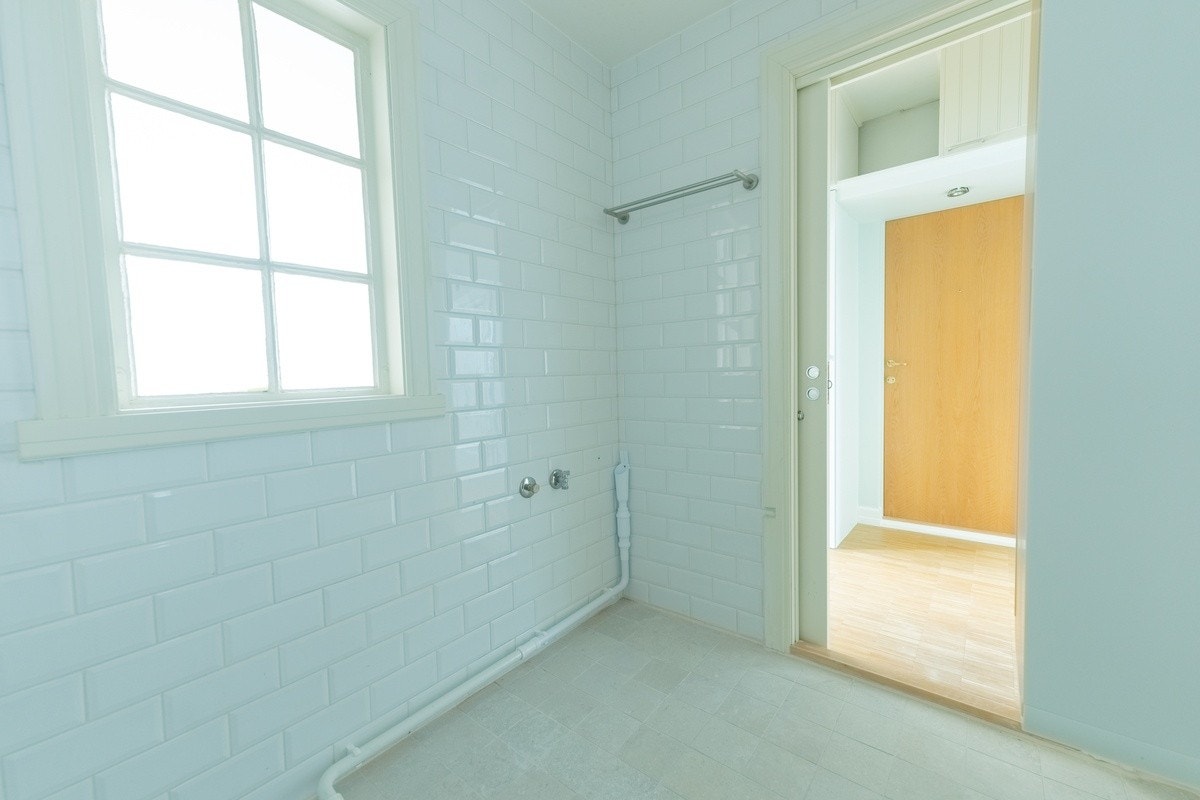 Badet har uttak med plass til vaskemaskin. Galleribilde