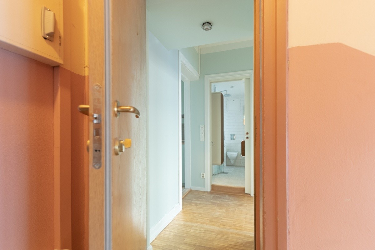 Man kommer først inn i en egen gang som har skap til jakker og yttertøy. Galleribilde