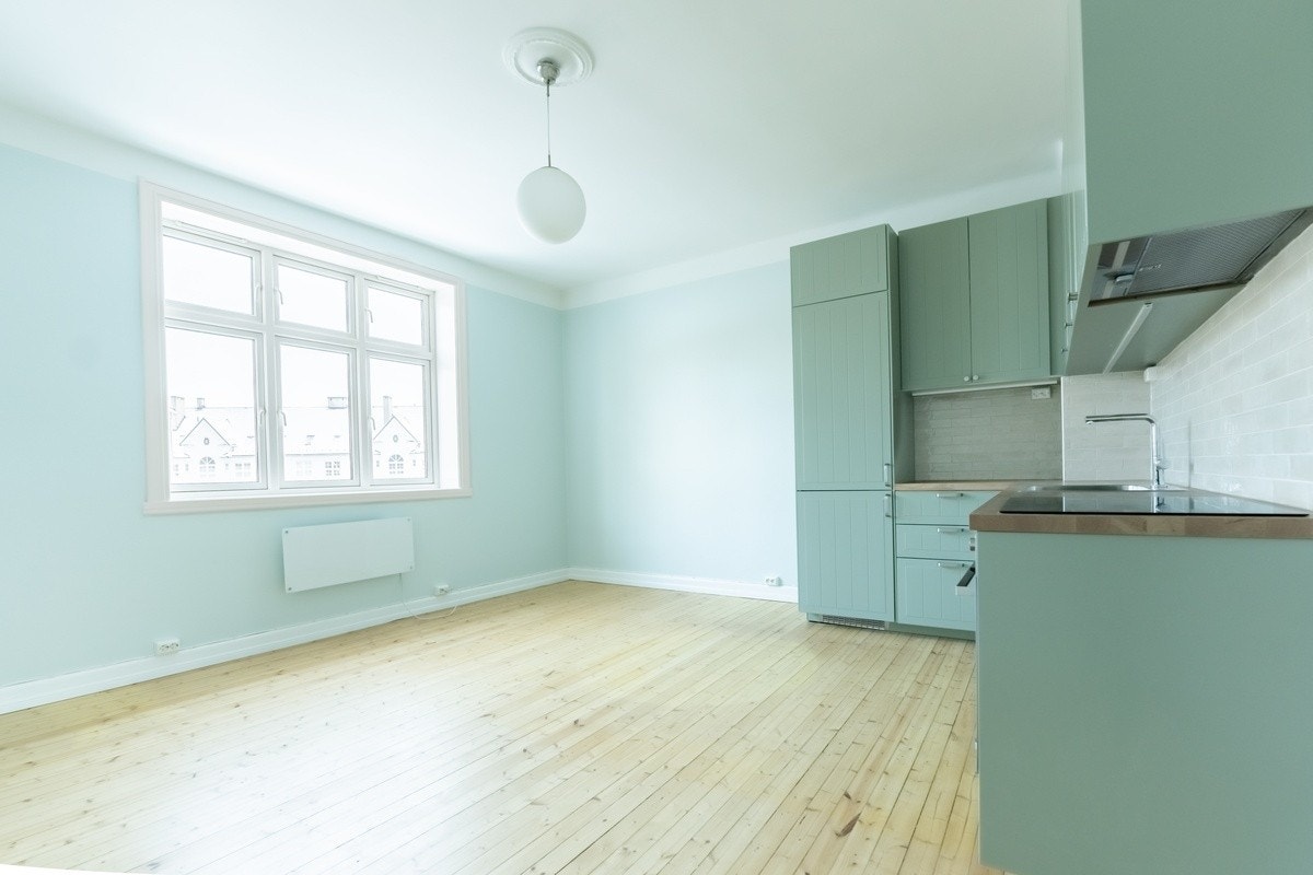 Leiligheten har sjarmerende tregulv, store vinduer og 2,80 meter under taket som gjør at leiligheten fremstår romslig og luftig. Galleribilde