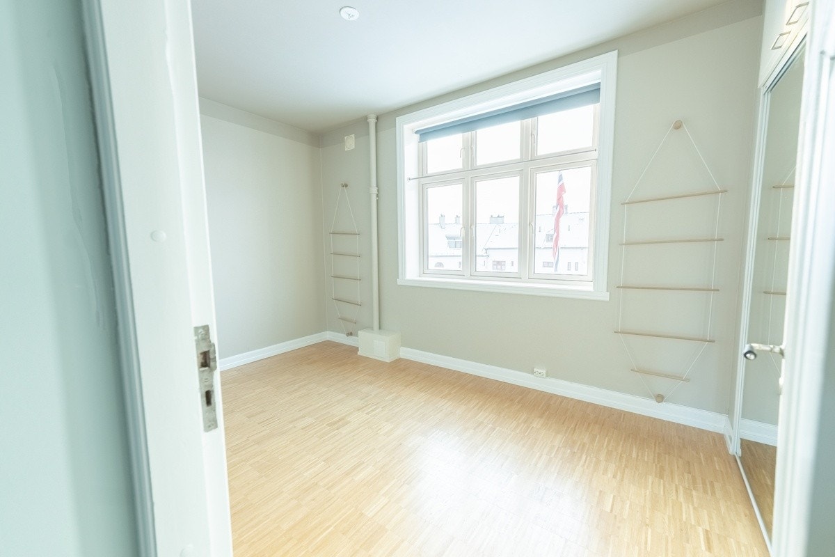 På soverommet er det plass til en stor seng, og et skrivebord. Galleribilde