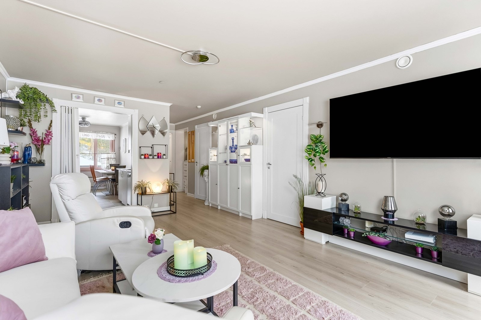 Kabel-TV og internett er inkludert i felleskostnadene. Galleribilde