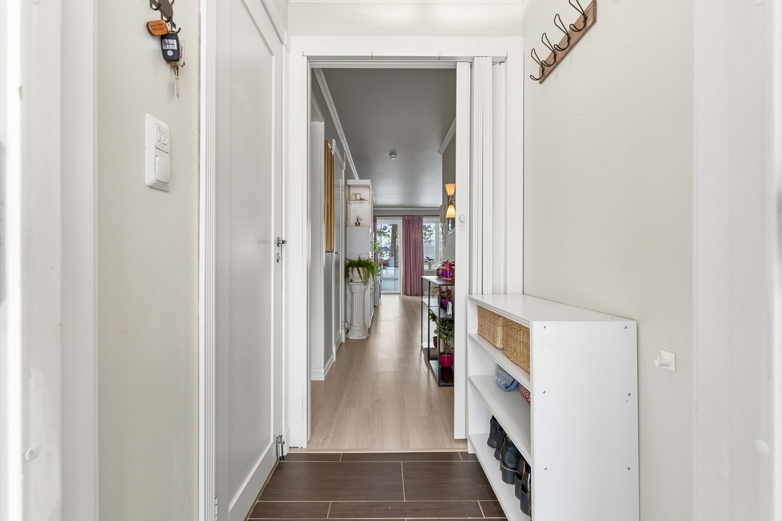 Lys og praktisk entré med slitesterke fliser og plass til å henge i fra seg yttertøy. Galleribilde