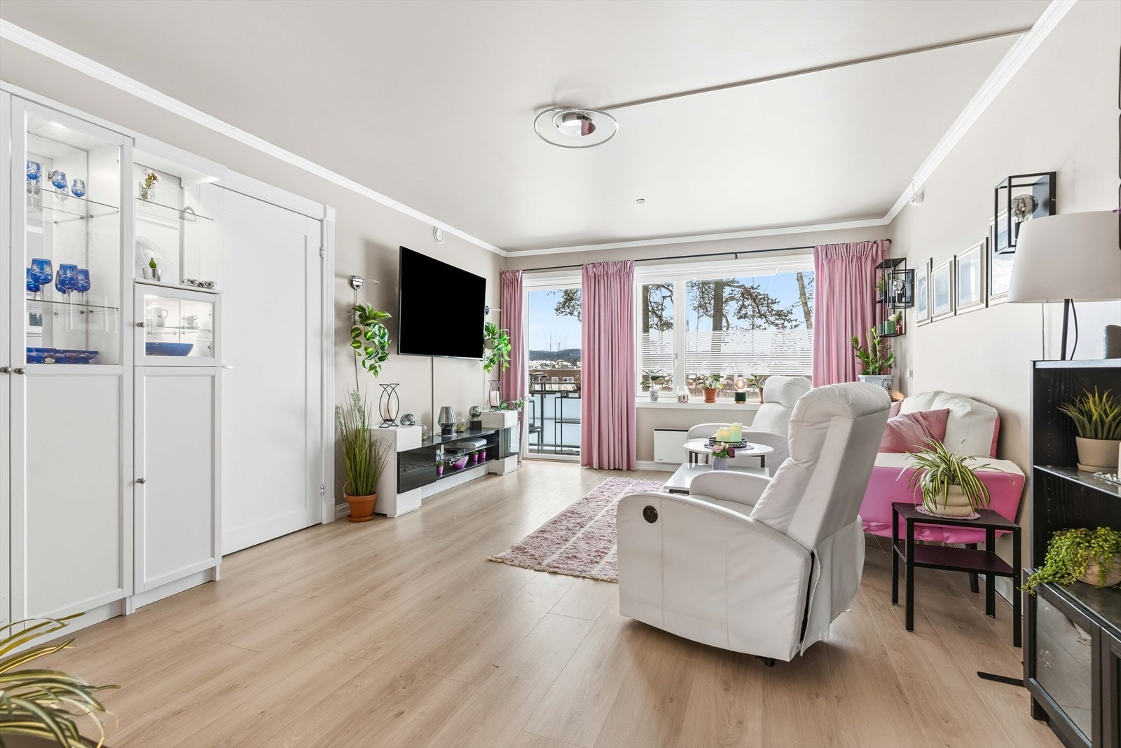 God plass til både sofa- og spisemøblement for en sosial romfølelse. Galleribilde