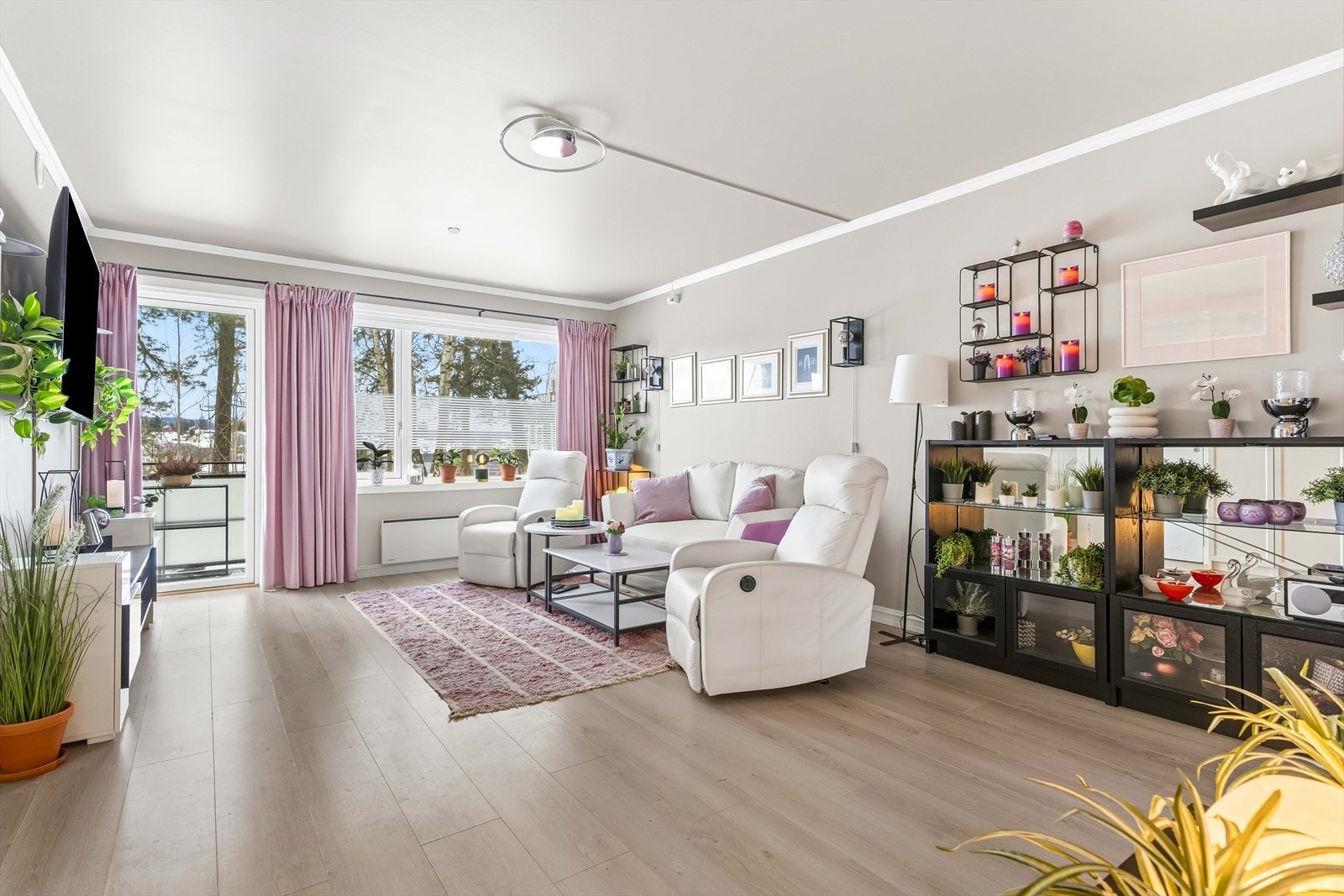 DNB Eiendom v/Veronica Melsnes har gleden av presentere Grønliveien 19 - en lekker oppusset 3-romsleilighet med en rekke gode kvaliteter! Galleribilde