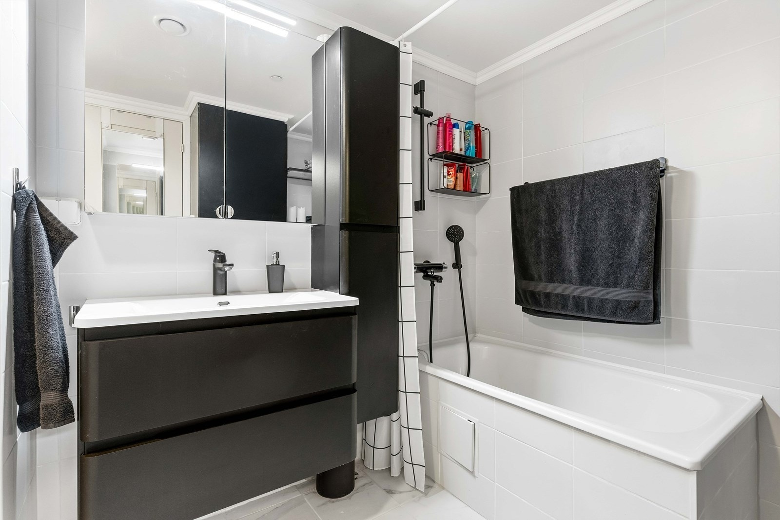 Delikat bad med oppgradert innredning og vegghengt toalett fra 2019. Galleribilde