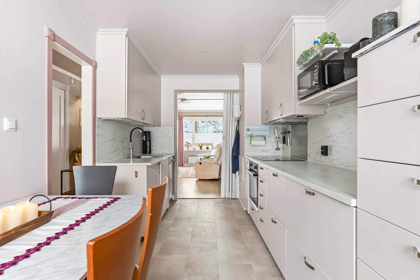 God benkeplass og integrerte hvitevarer gjør kjøkkenet både funksjonelt og lekkert i bruk. Galleribilde