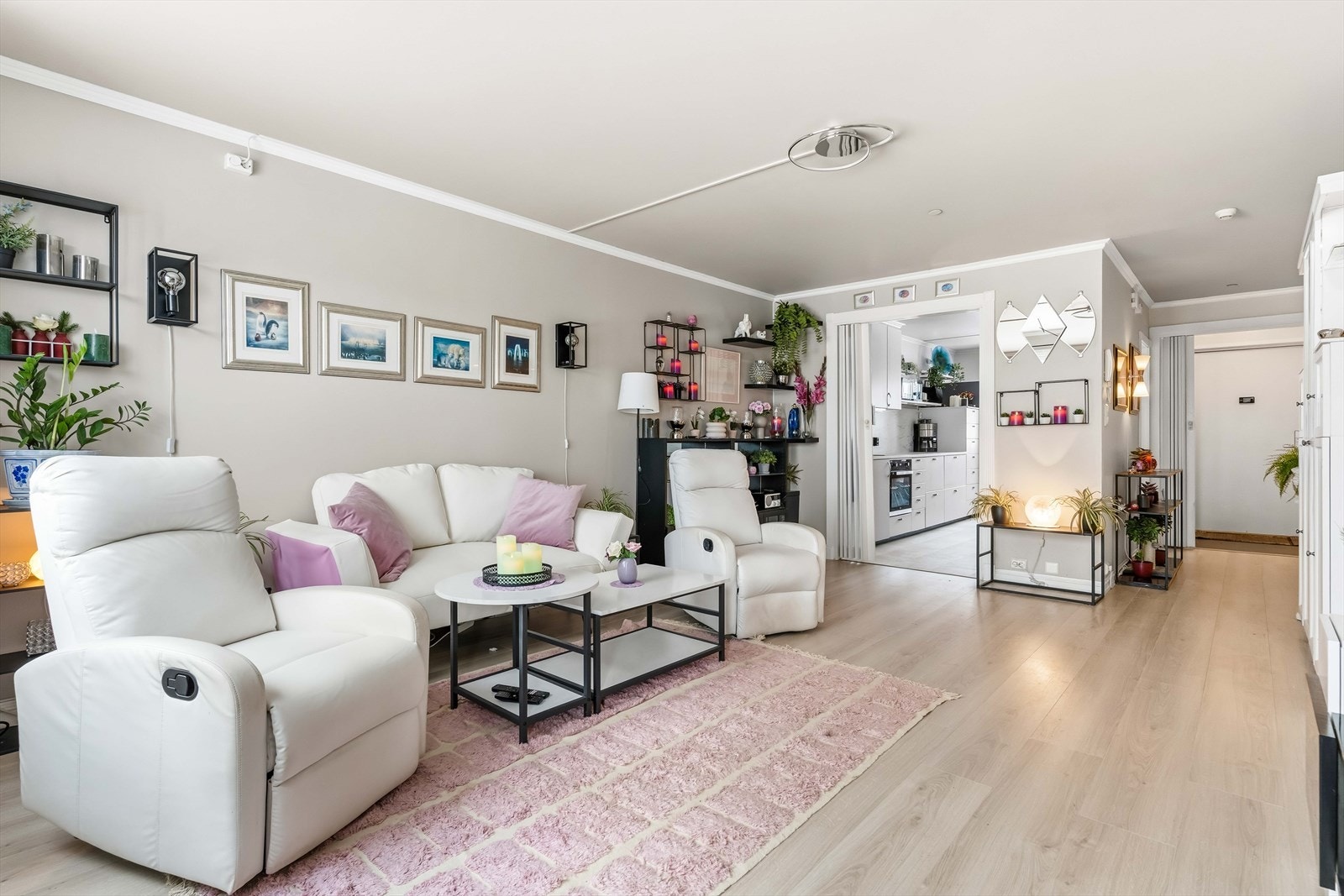 Harmonisk stue med nymalte flater og nytt gulv fra 2022. Galleribilde