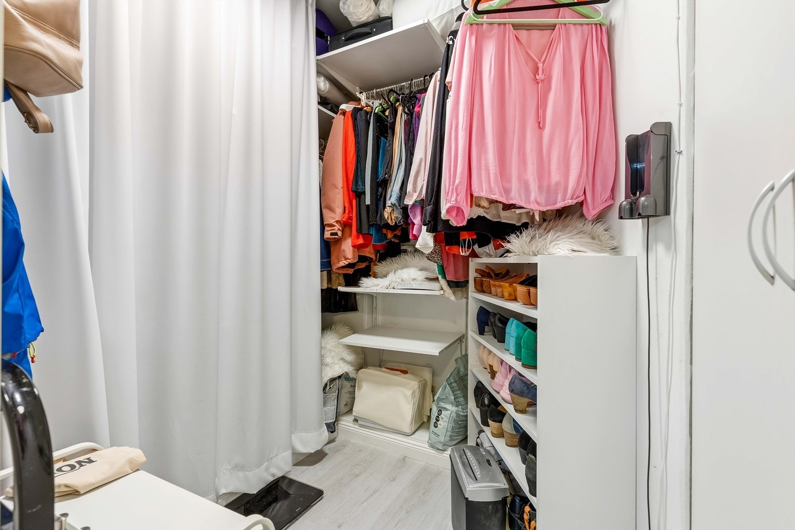 Walk-in garderobe etablert i 2022 - smart og svært praktisk. Galleribilde