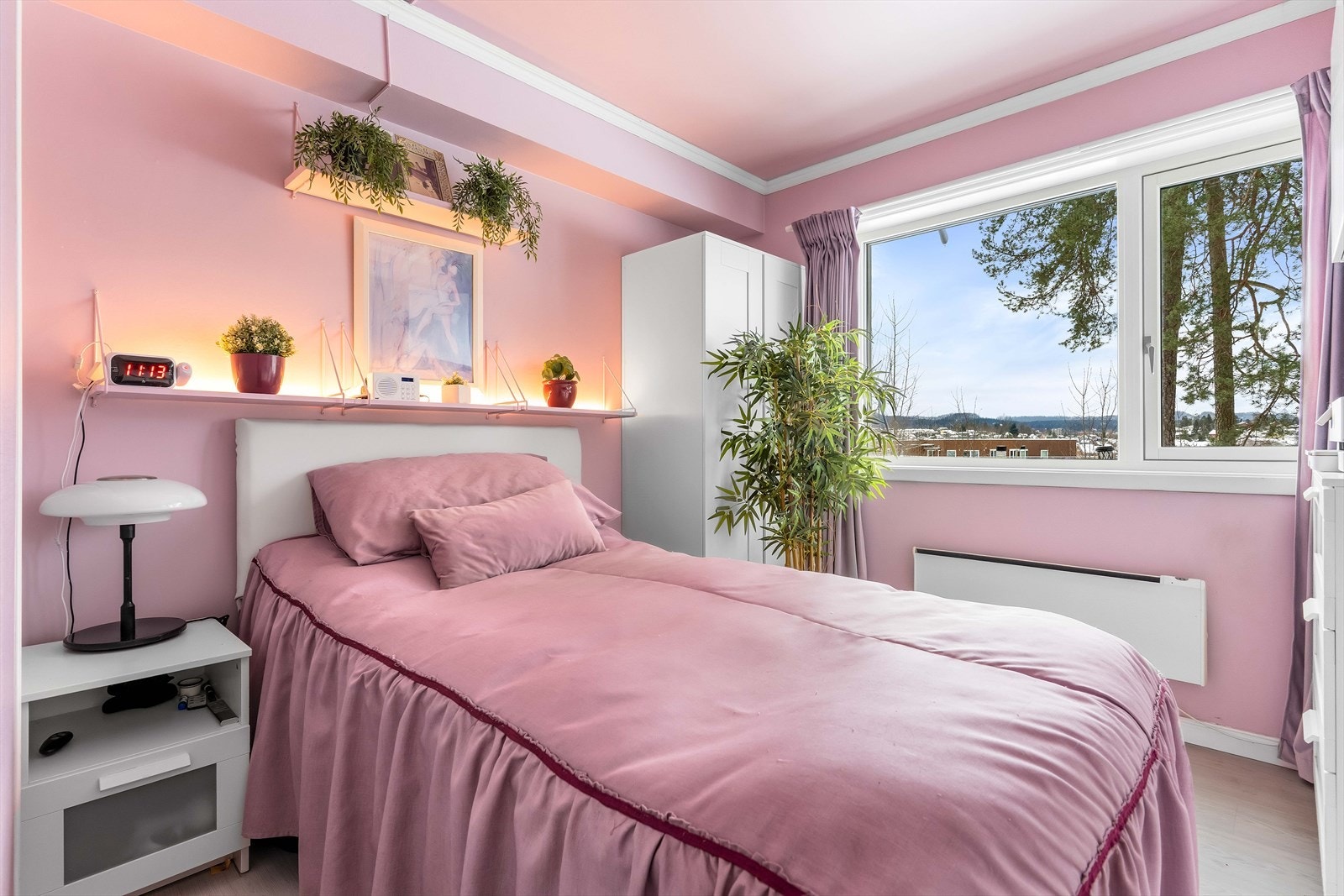 Hovedsoverom malt i spreke farger med nye overflater fra 2022. Galleribilde