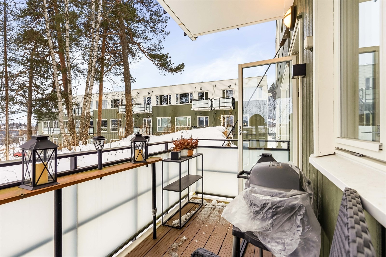 Flott uteplass med god plass til sittegruppe og planter. Galleribilde