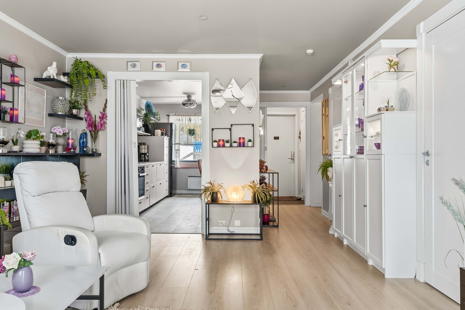 Romløsningen er gjennomlyst etter at kjøkkenet ble åpnet opp mot stuen. Galleribilde