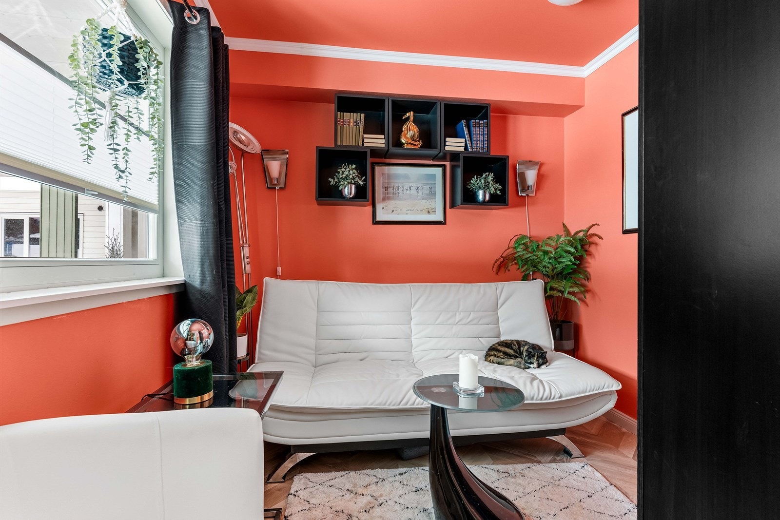 Trivelig soverom med godt lys og fine overflater, perfekt som barnerom, gjesterom eller kontor. Galleribilde