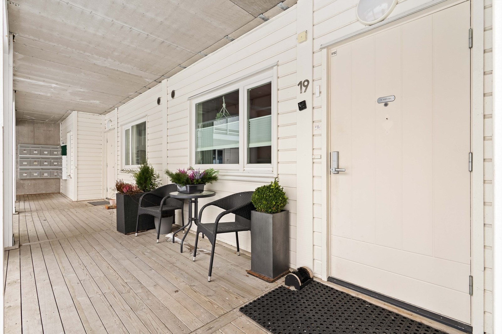 Overbygget svalgang med hyggelig sittemulighet og privat inngang. Galleribilde