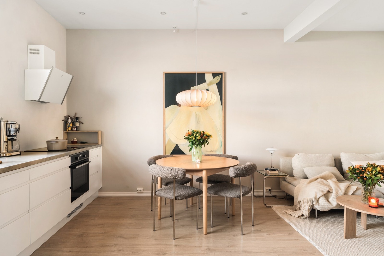 Her er det en god takhøyde og en stor vindusflate som slipper inn naturlig lys og en nydelig utsikt over Byfjorden! Galleribilde