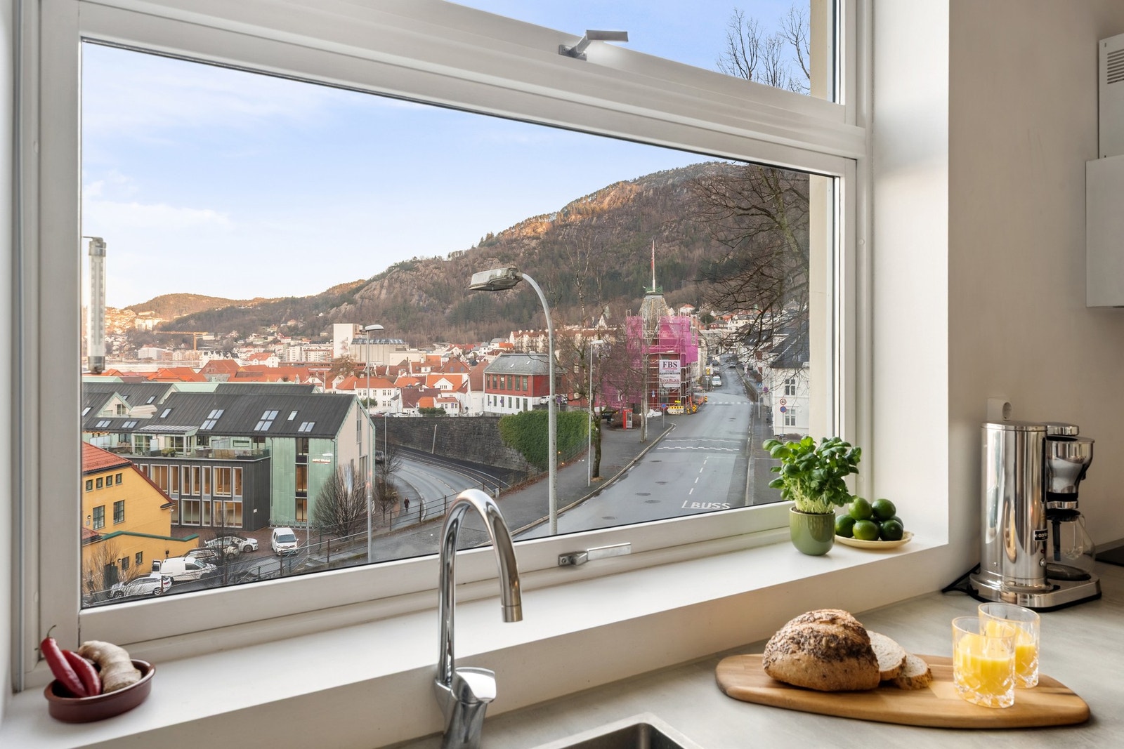 Kjøkkenet er levert av Epoq og er nytt i 2020. Det har en innredning som består av slette fronter og benkeplate av laminat. Galleribilde