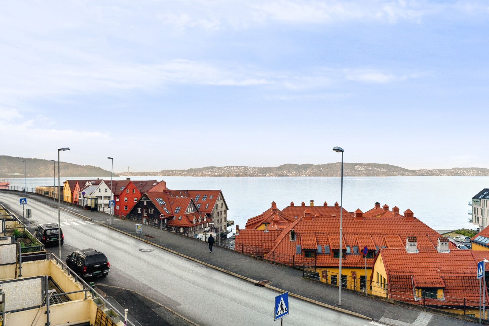 Leiligheten har gode kvaliteter som 1-stavs laminat på gulv, god takhøyde og flott sjøutsikt over Byfjorden fra kjøkkenvinduet. Galleribilde
