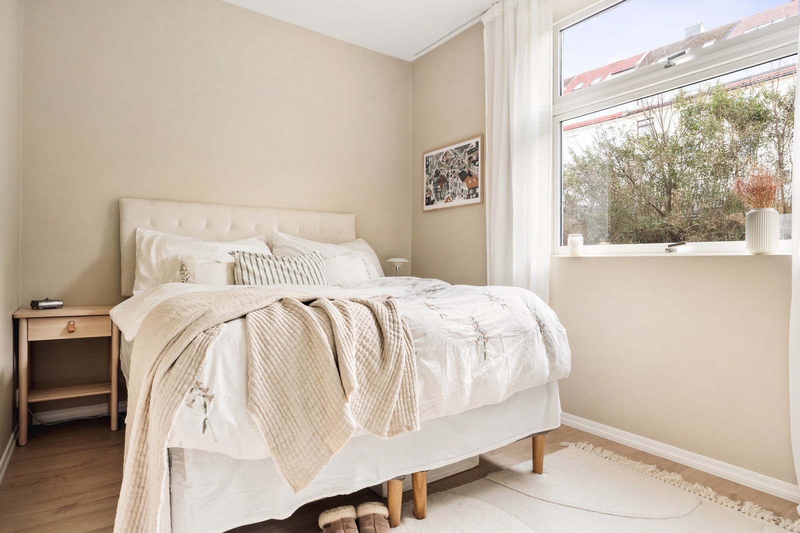 Leilighetens hovedsoverom måles til 10,3 kvm. Galleribilde