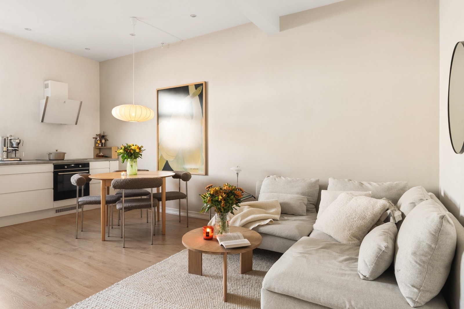 Stuen er en del av en åpen stue- og kjøkkenløsning som måles til 21,5 kvm. Galleribilde