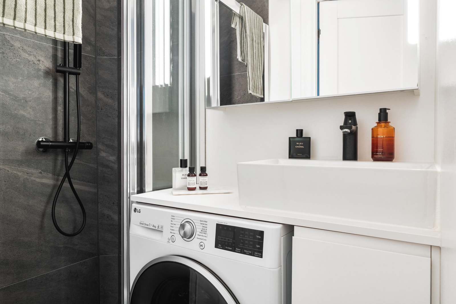 Badet måles til 1,7 kvm. og er fliselagt på gulv med underliggende varmekabler og delvis på vegg. Galleribilde