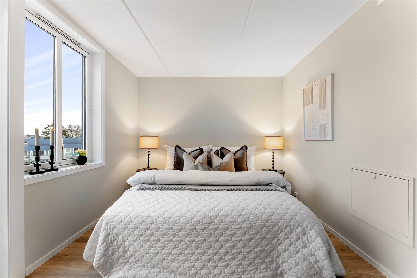 Soverom av behagelig størrelse (nymalt, nytt gulv) Galleribilde