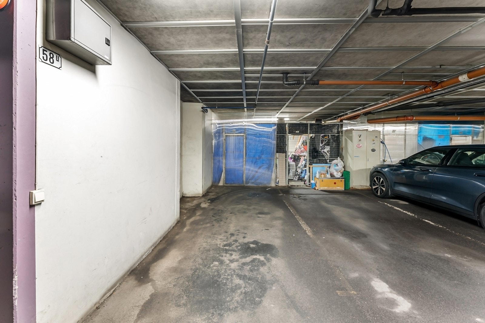 Garasjeplass (forberedt for elbil-lading) og tilhørende bod (6 m²), bodenes fronter er under utskifting Galleribilde