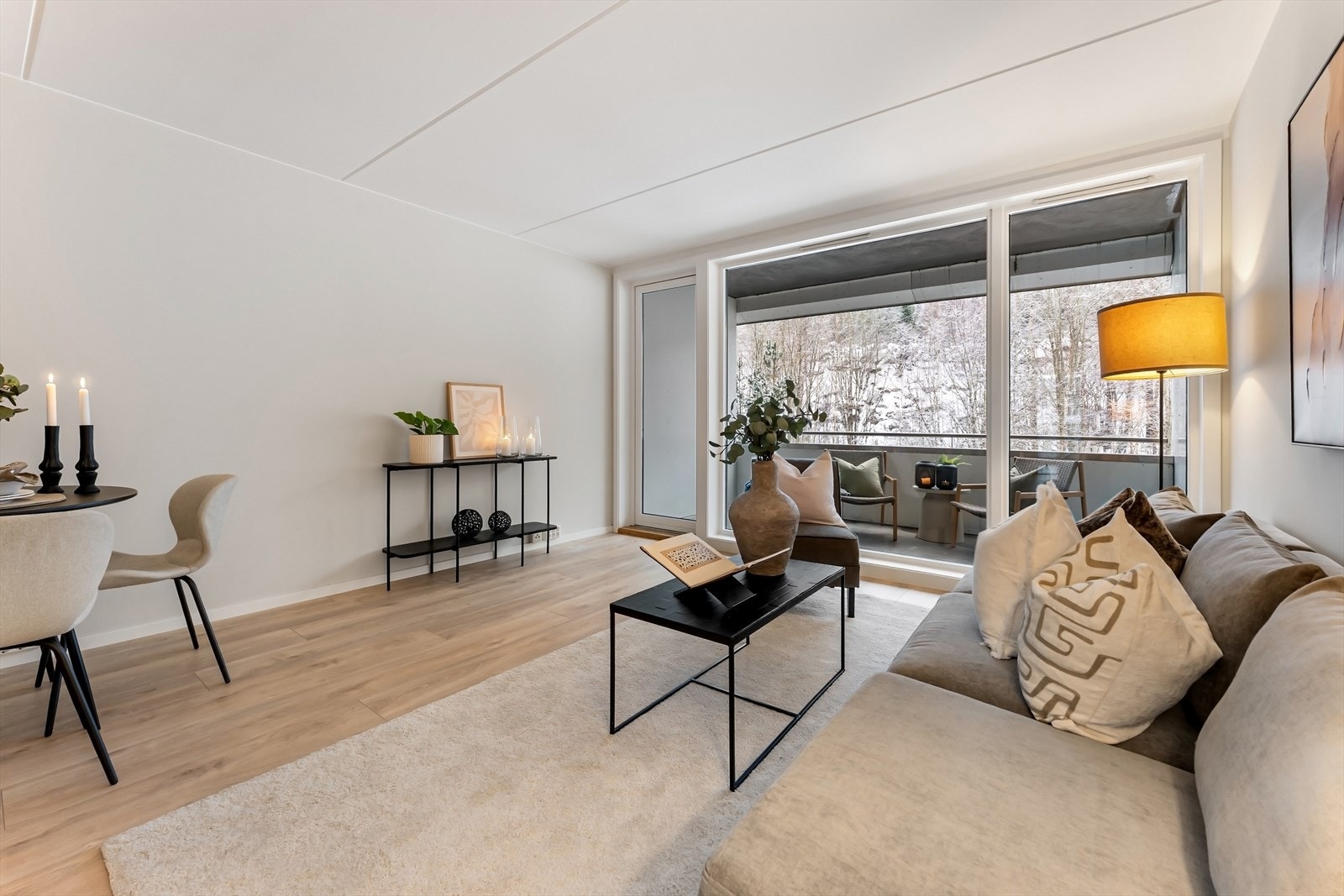 Flott, romslig stue med overbygget veranda som en naturlig forlengelse Galleribilde