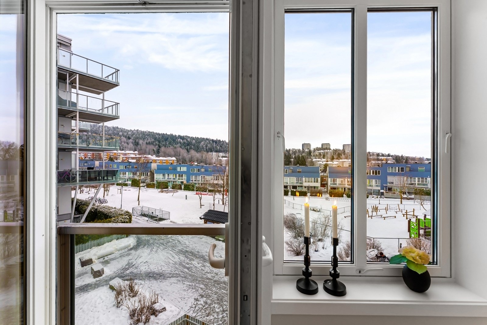 Fransk balkong, åpent gårdsrom mellom 3 sameier - trivelig utsikt til skogkledd horisont i Lillomarka (Tonsenhagen) Galleribilde