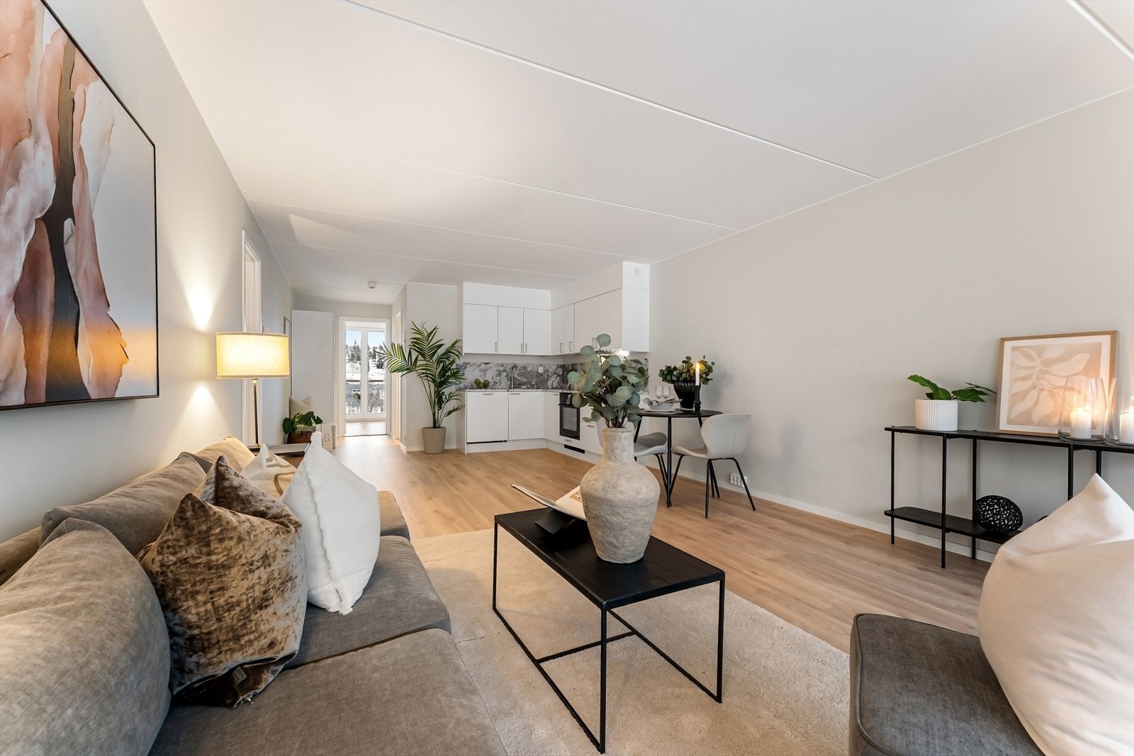 Gjennomgående leilighet med hhv. veranda og fransk balkong i hver ende Galleribilde