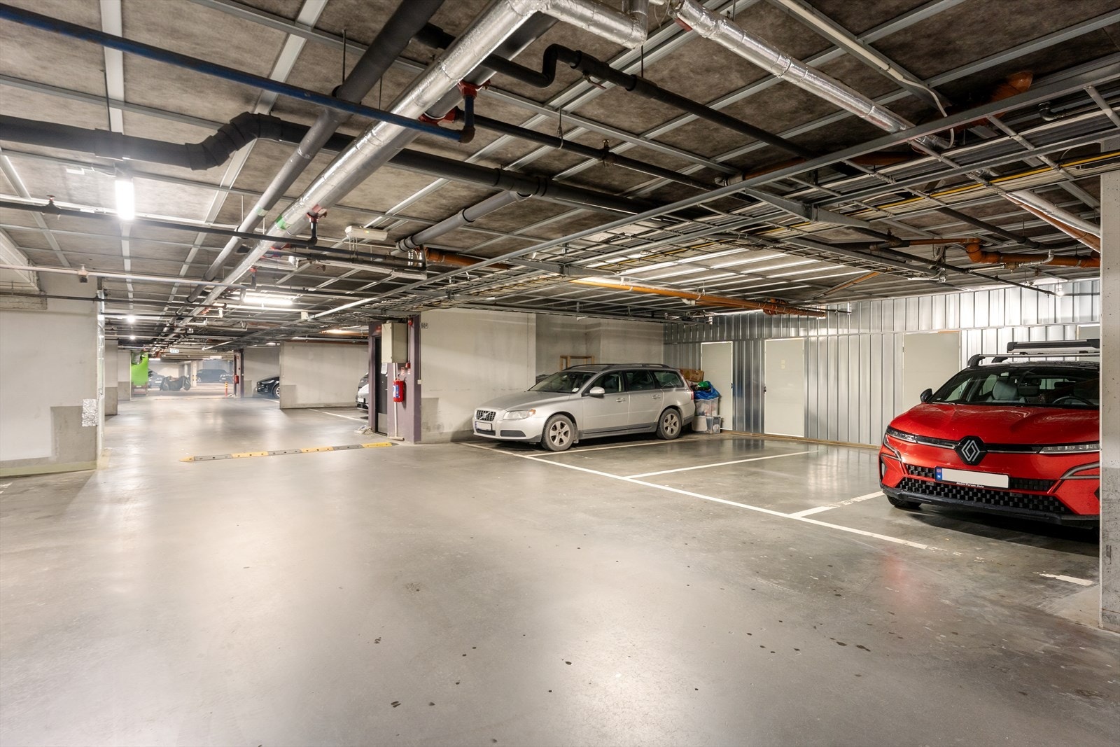 Eksempel samme garasje; Ny type dør og front på bodene Galleribilde