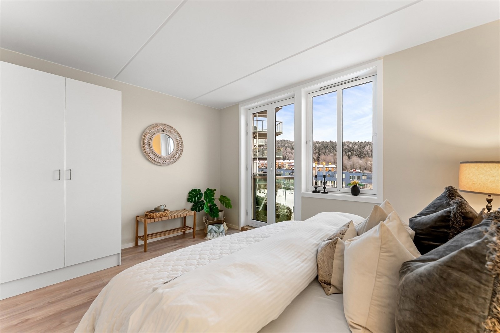 Enkelt garderobeskap fra byggeår, opplagt plass til mer Galleribilde