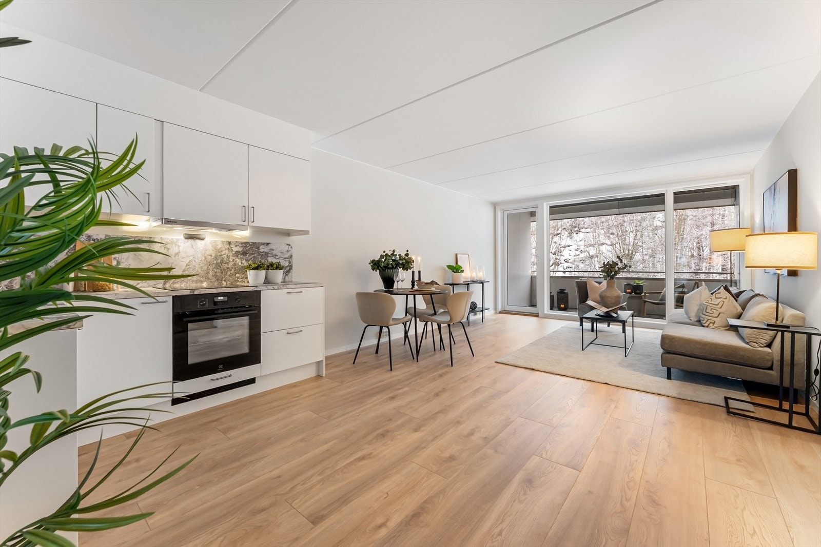 34 m² stue/kjøkken, veranda i leilighetens bredde Galleribilde