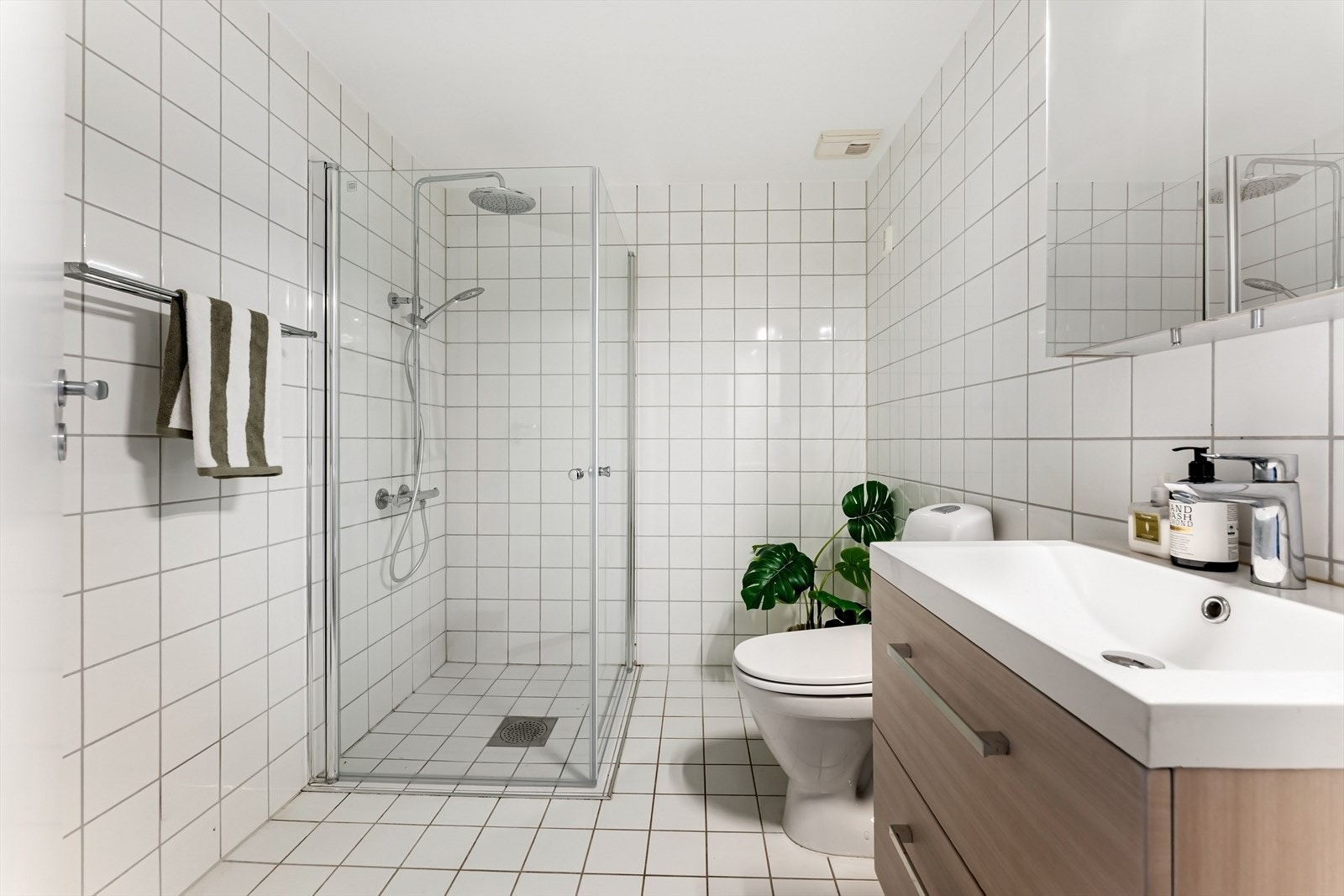 Relativt romslig bad fra byggeår, opplegg til vaskemaskin, skapplass bak døra Galleribilde