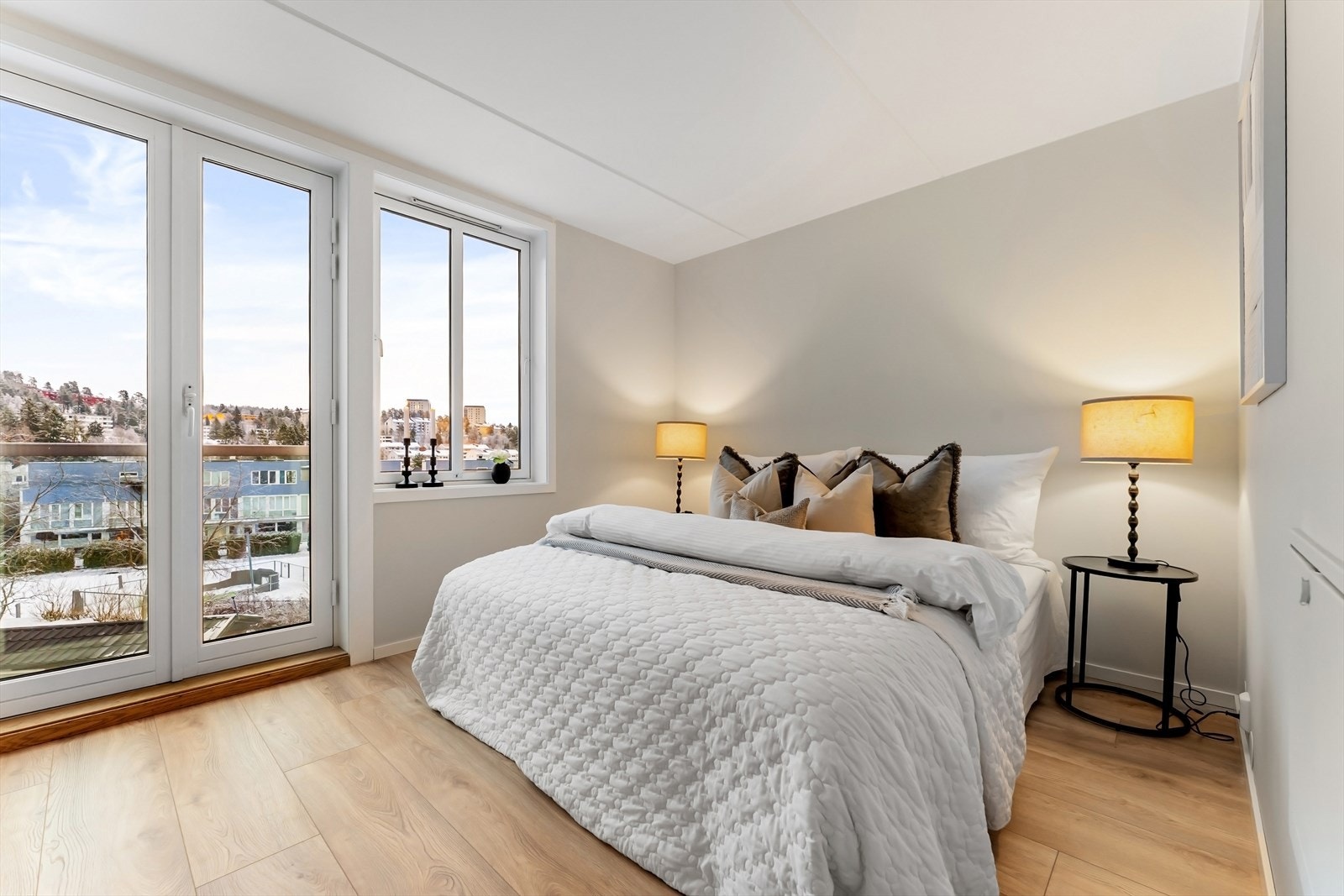 Romslig soverom 12 m² mot åpent gårdsrom Galleribilde