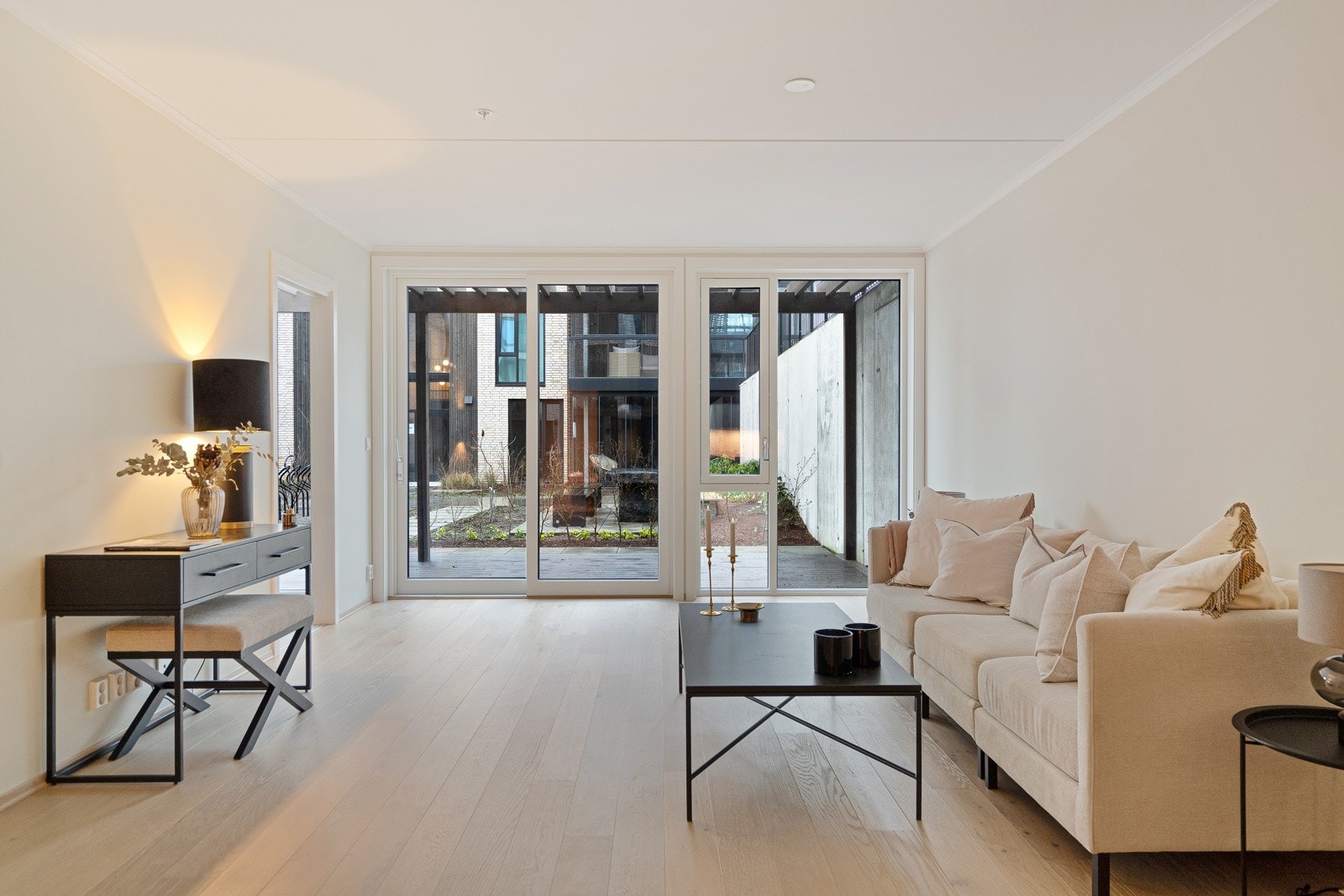 Fra stuen er det utgang via stor skyvedør til egen uteplass Galleribilde