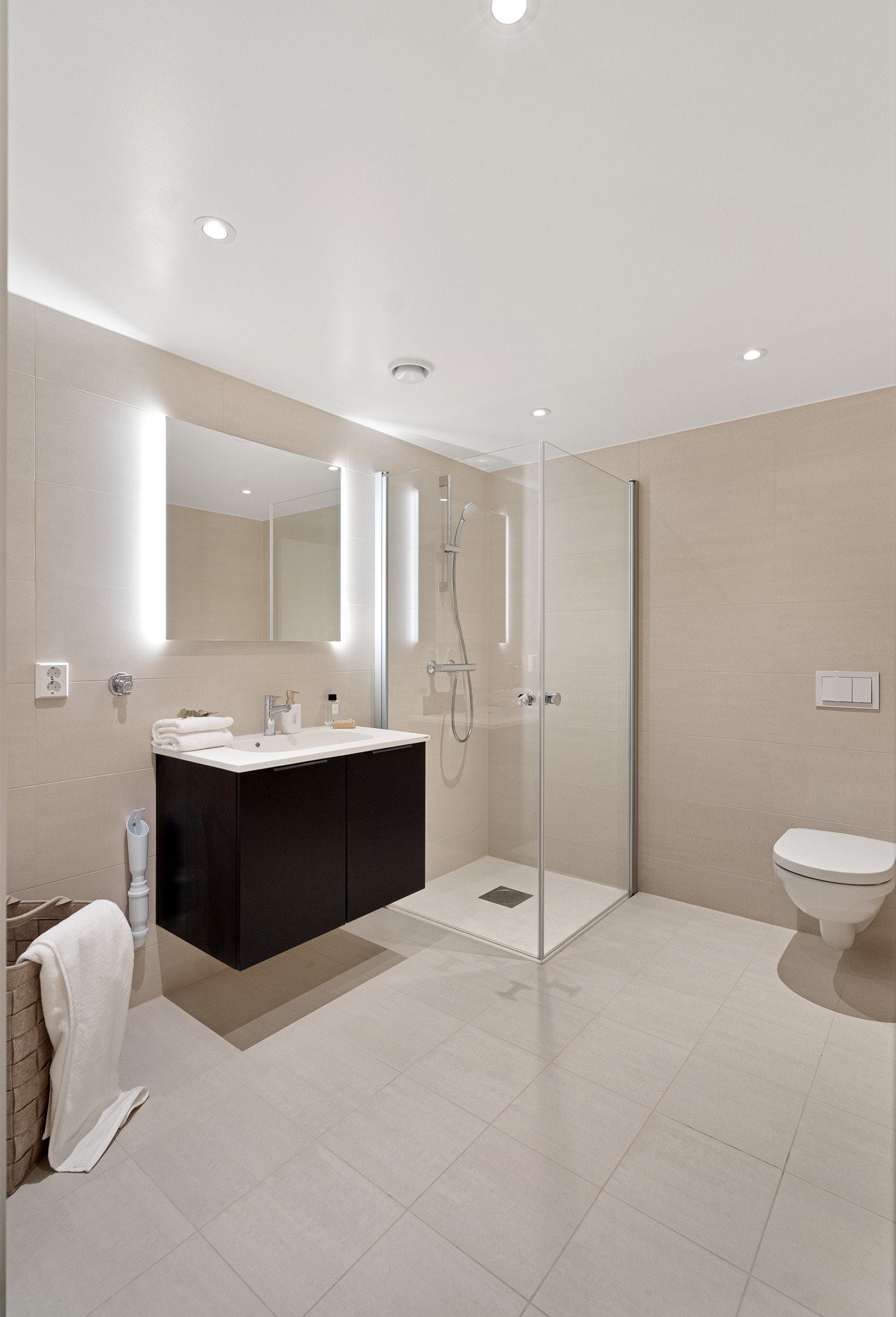 Delikate fliser på gulv og vegger Galleribilde