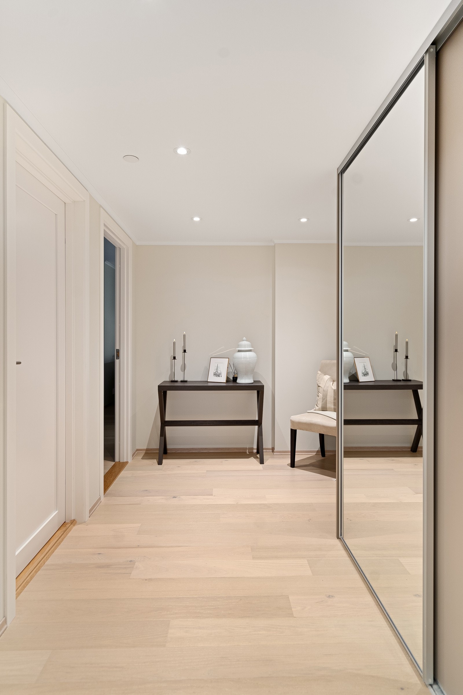 Innbydende entrè med skyvedør Galleribilde