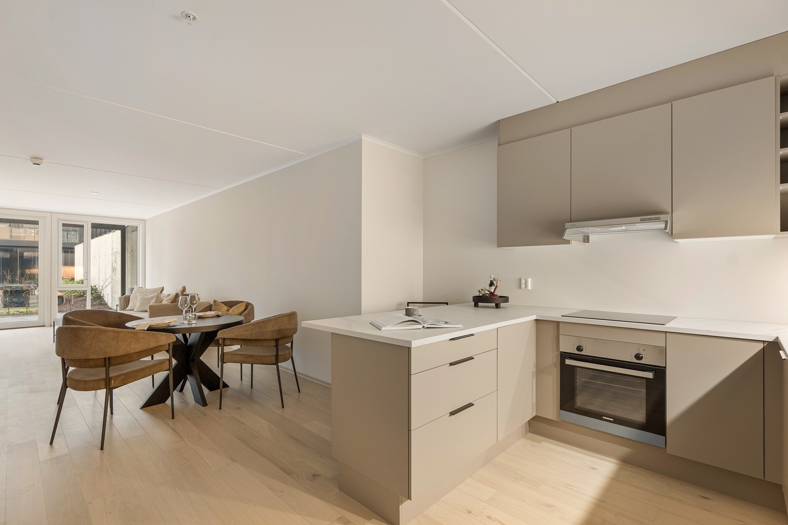 Stor spiseplass i forbindelse med kjøkkenet - her kan man dekke til hyggelige lag for familie og venner Galleribilde