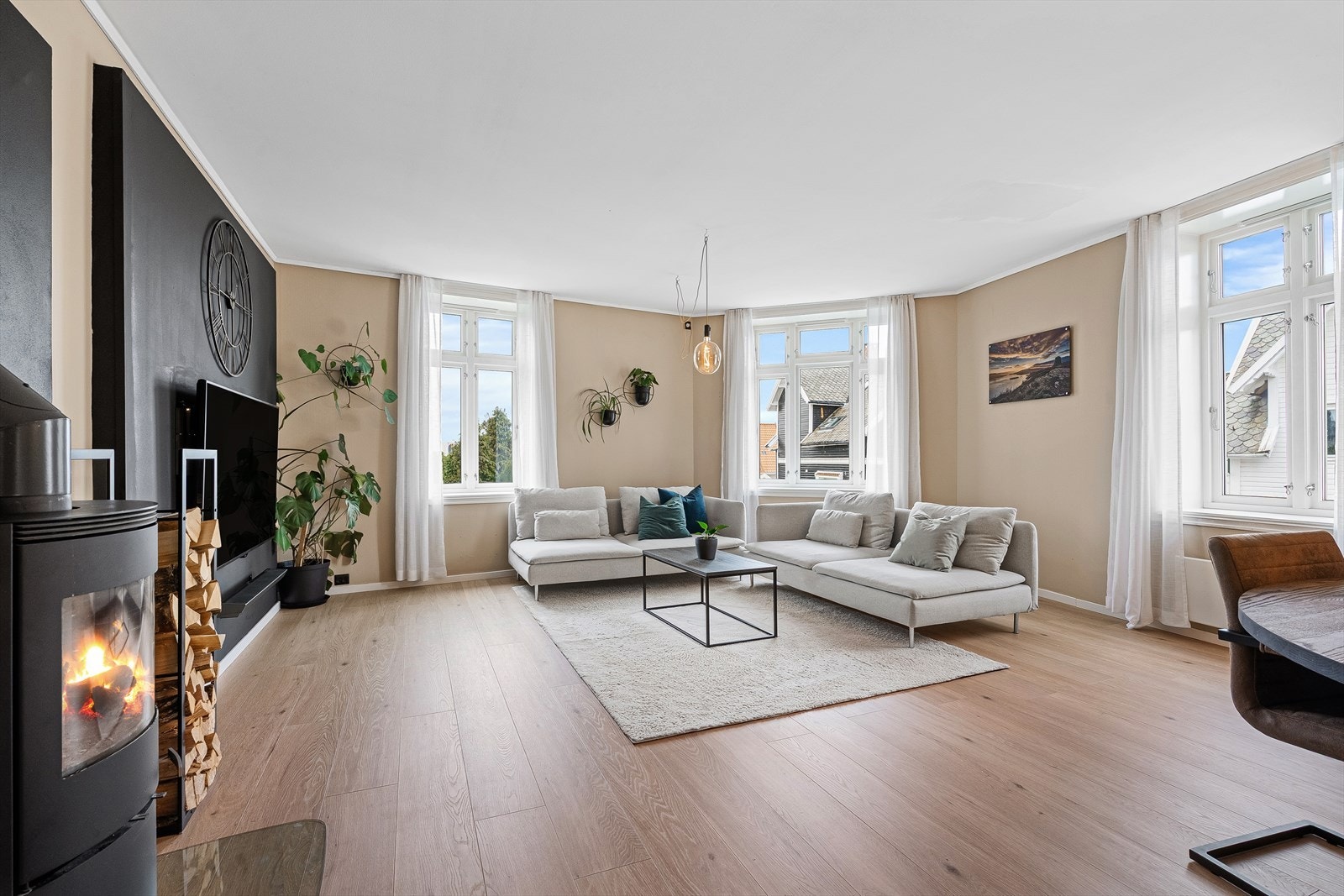 Her kommer du inn til et lyst og luftig samlingsrom - dekorativt innredet med en-stavs laminat og lyse fargetoner. Galleribilde