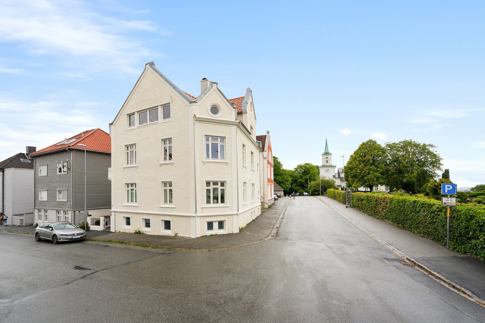 Det ærverdige bygget fra 1905 ble fasaderehabilitert i 2020 og fremstår som pent ivaretatt. Leiligheten går over hele andre etasje. Galleribilde