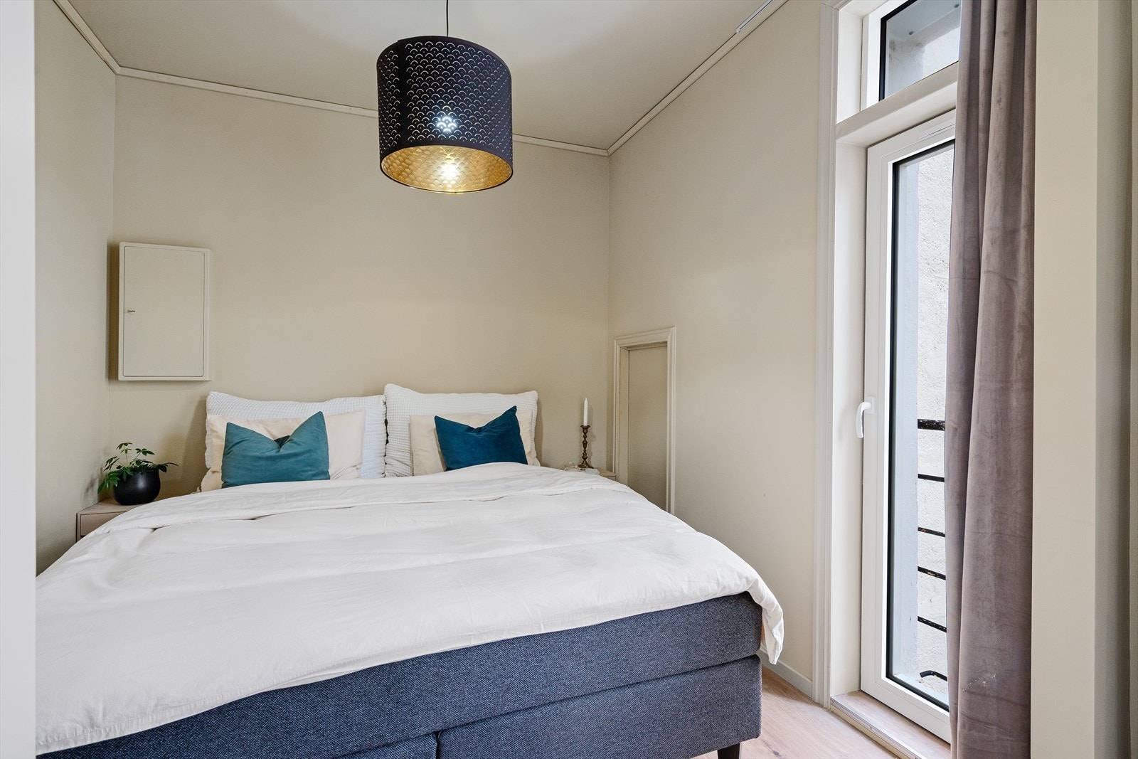 I forlengelsen av hovedsoverommet har du også en liten bod som gir deg lagringsmuligheter. Galleribilde