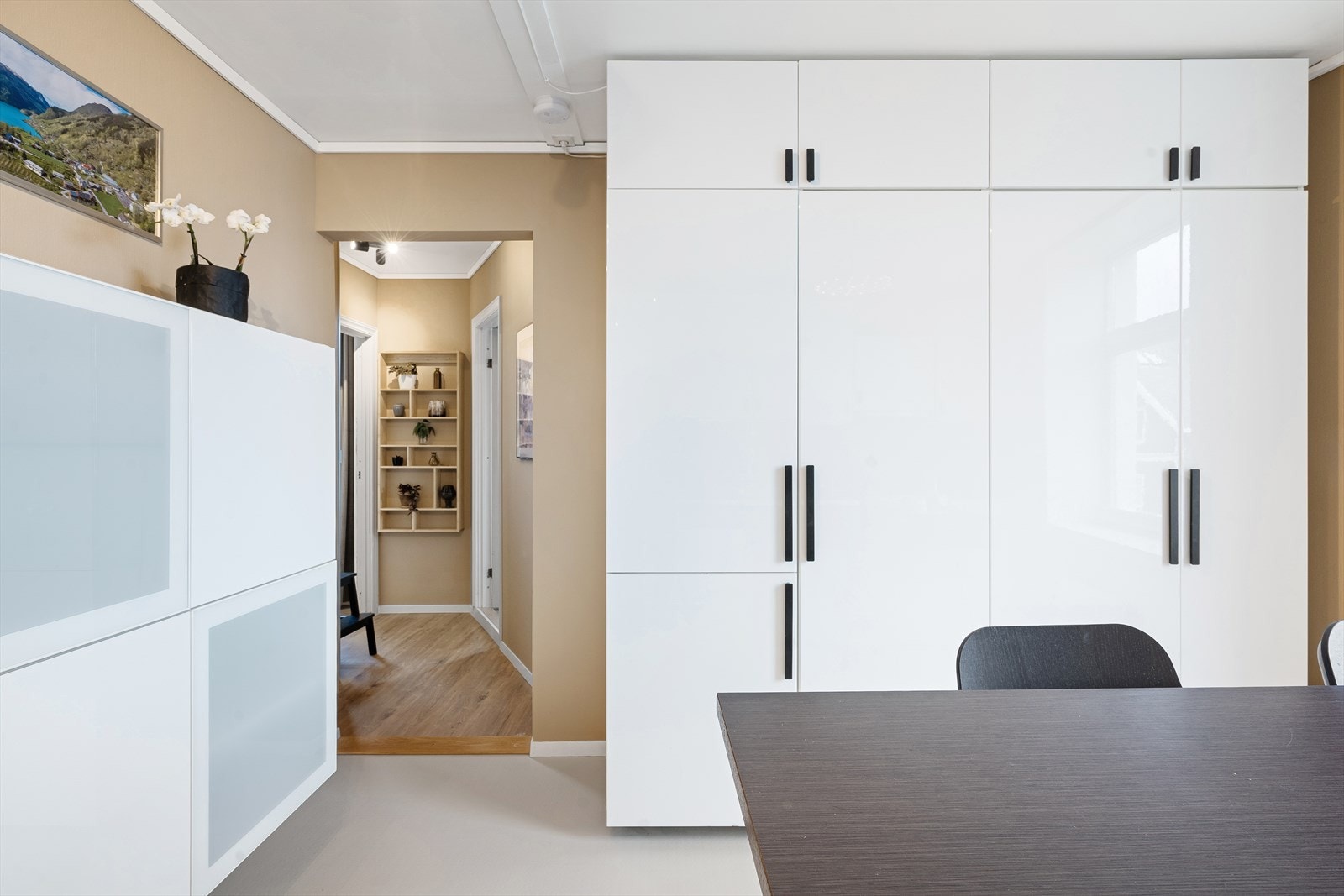 Innredningen har godt med lagringsplass i over - og underskap, og har praktisk med benkeplass for matlaging. Galleribilde