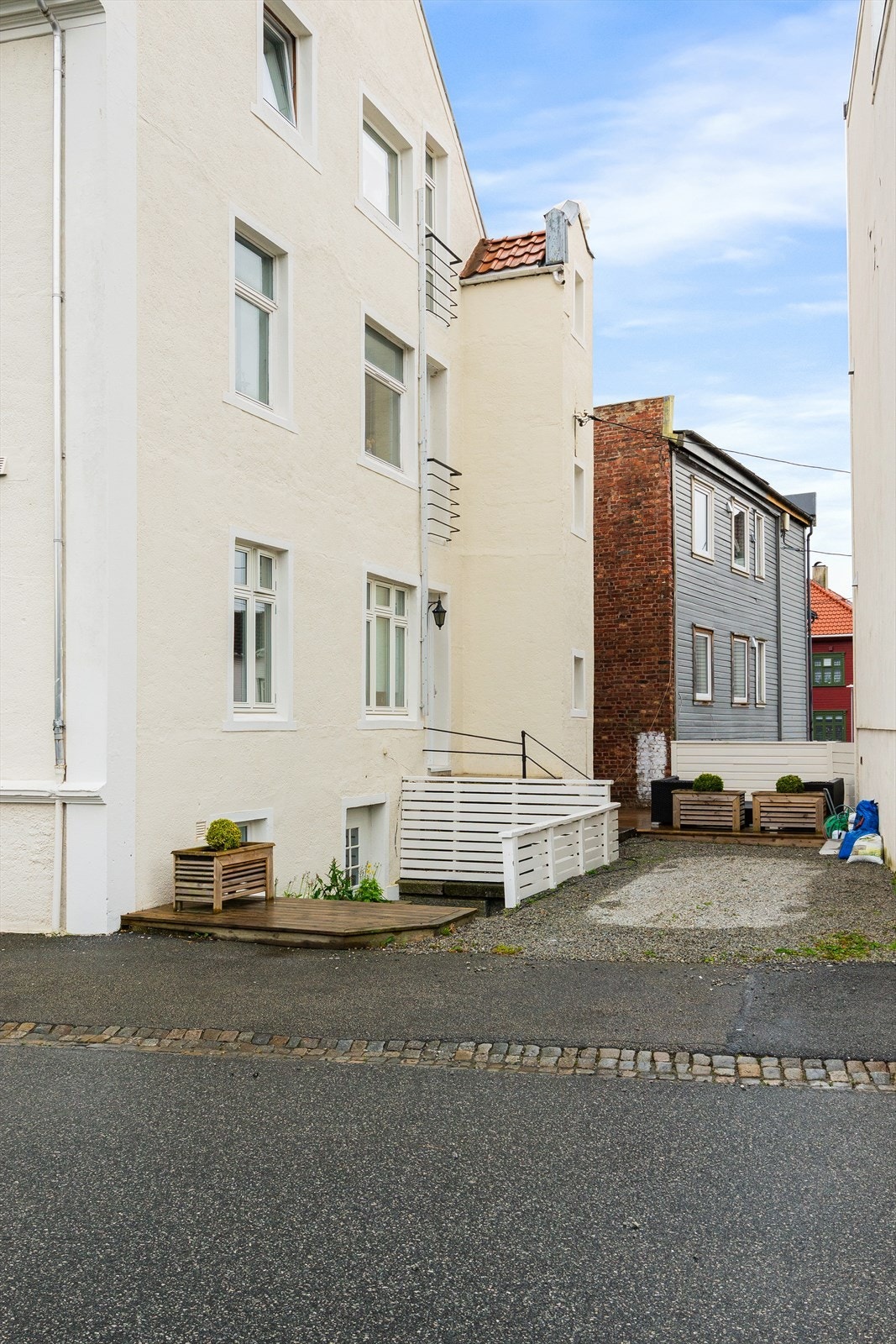 Den ene parkeringen på tomten deles mellom 4 seksjoner. Man vil da disponere den hvert fjerde år. Ellers soneparkering i området. Galleribilde