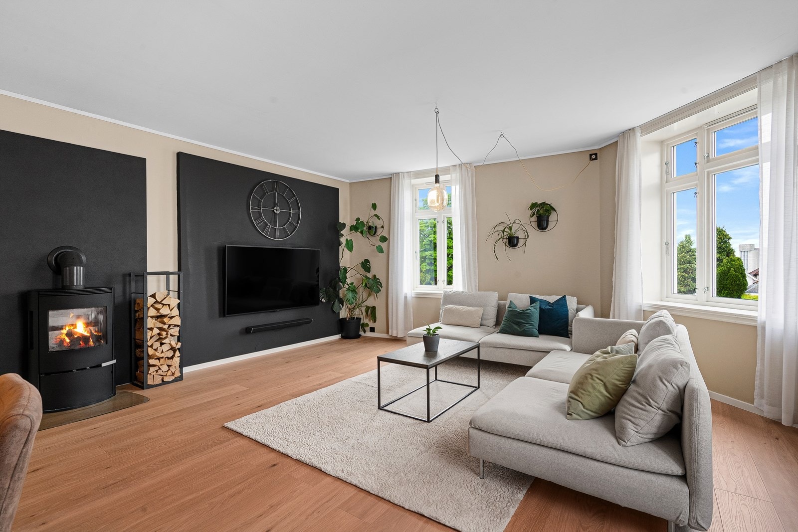 Dagslyset strømmer inn via store vinduer i to himmelretninger og det er med å skape en god atmosfære. Galleribilde