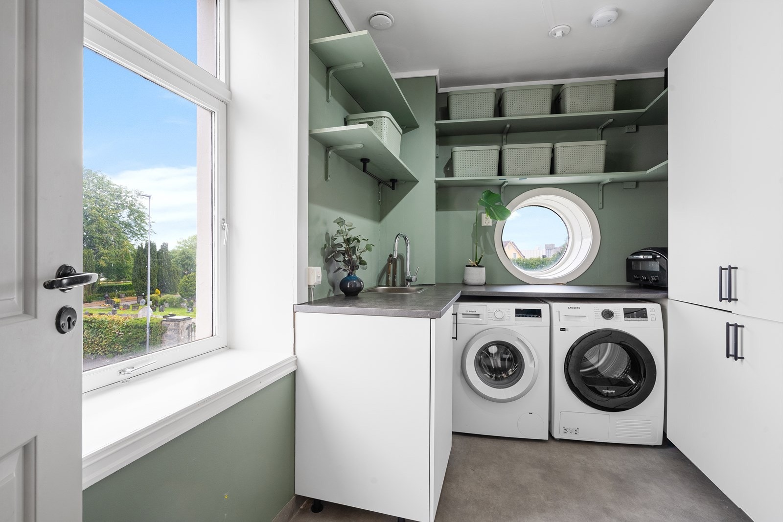I denne leiligheten får du ikke bare et praktisk vaskerom, du får et rom man vil sette pris på i hverdagen. Galleribilde